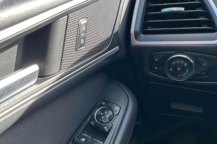 Grå Ford S-MAX fra 2016