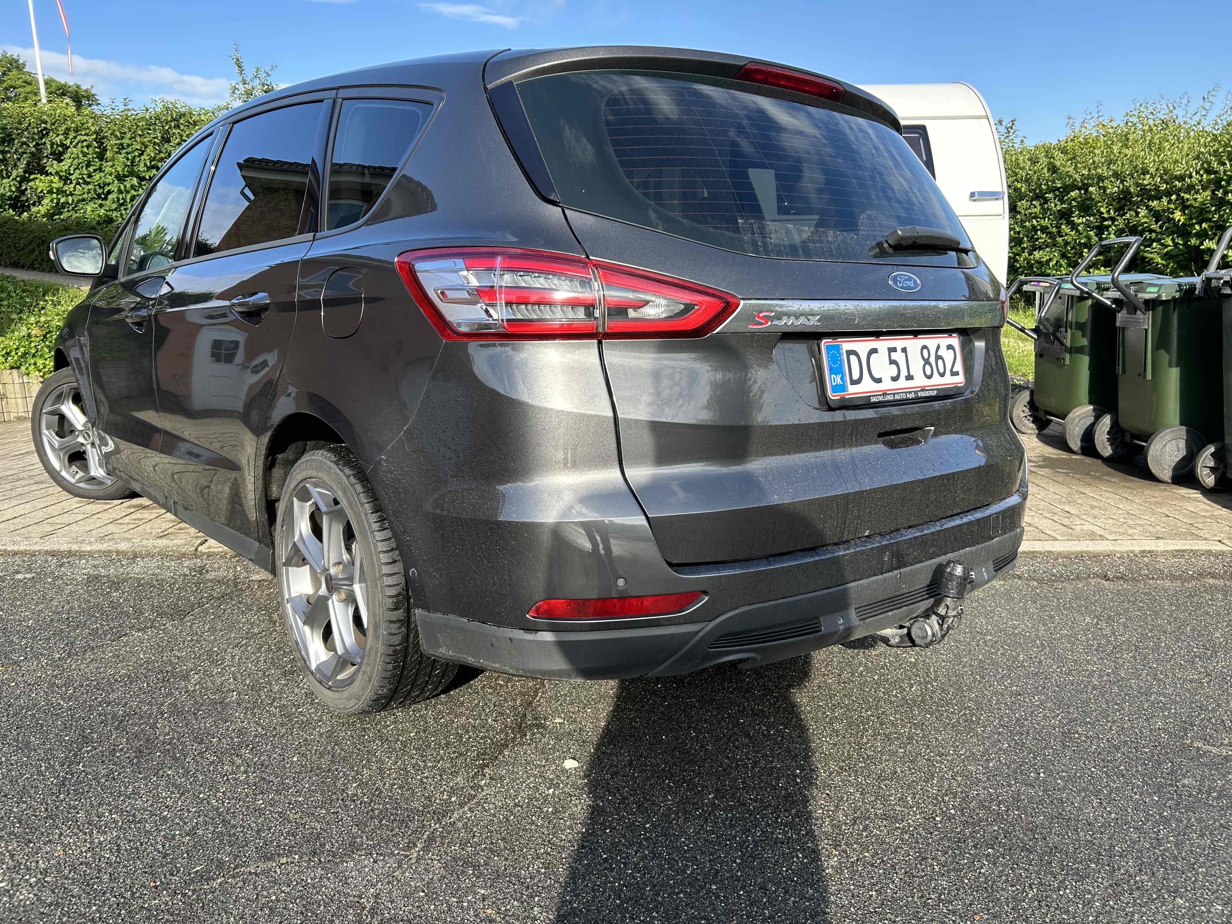 Grå Ford S-MAX fra 2016
