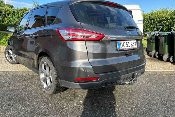 Grå Ford S-MAX fra 2016