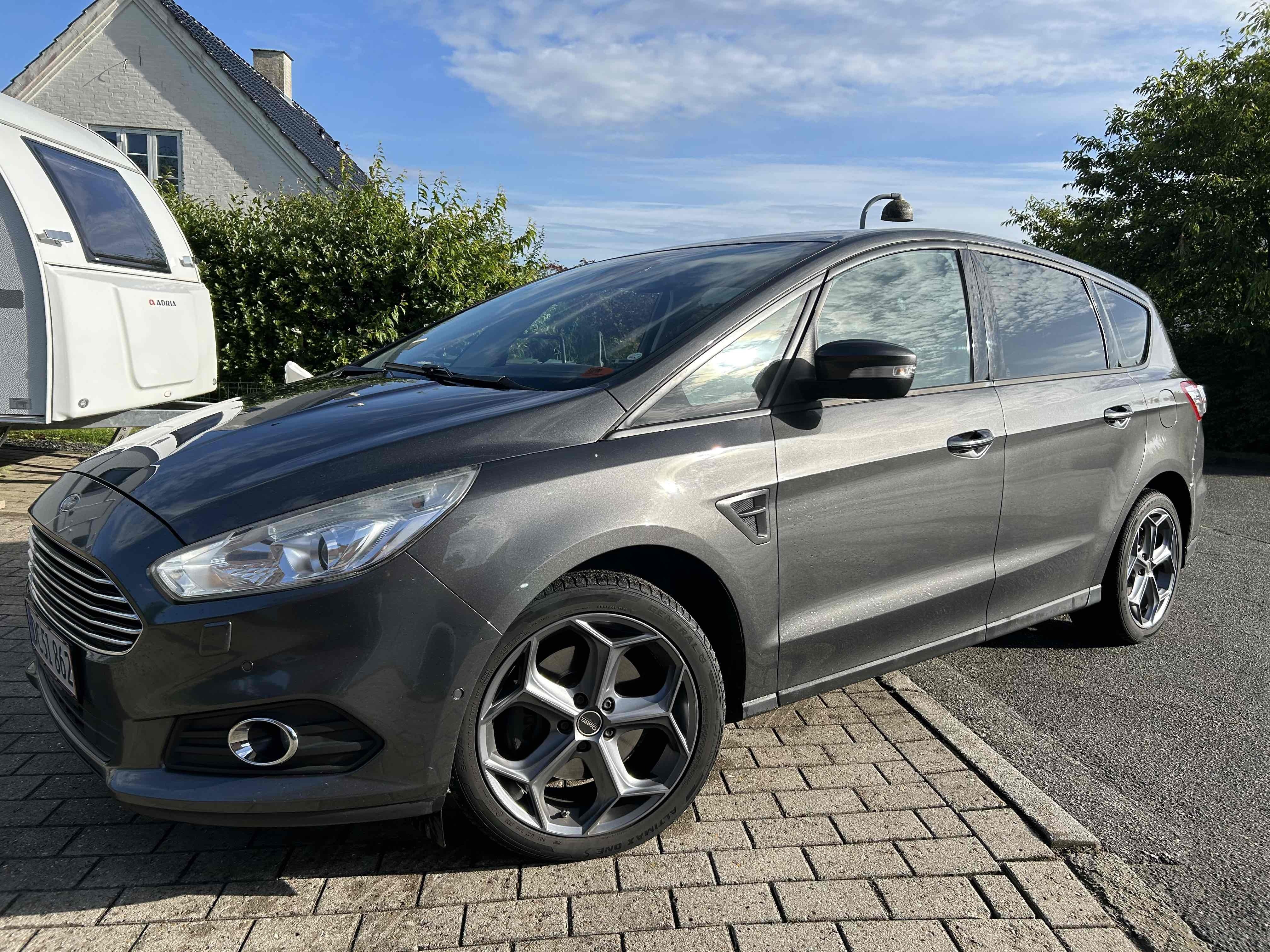 Grå Ford S-MAX fra 2016