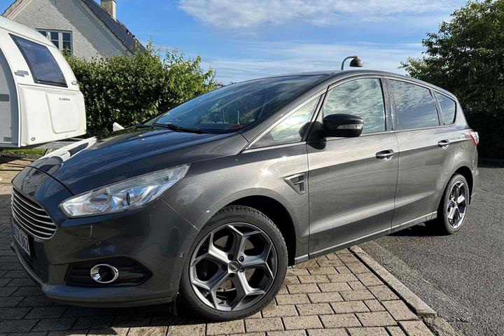 Grå Ford S-MAX fra 2016