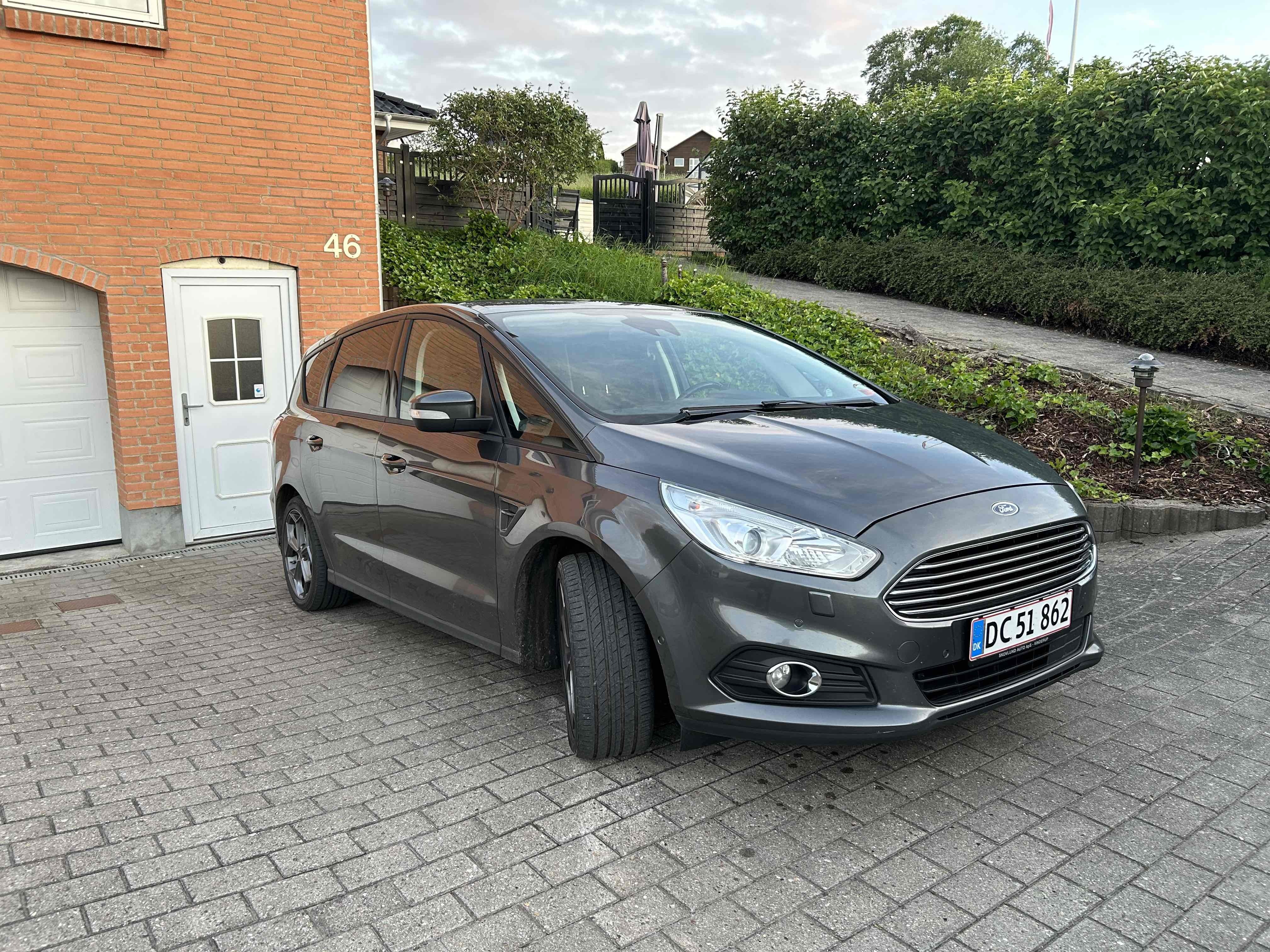 Grå Ford S-MAX fra 2016