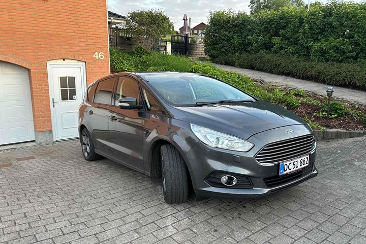 Grå Ford S-MAX fra 2016