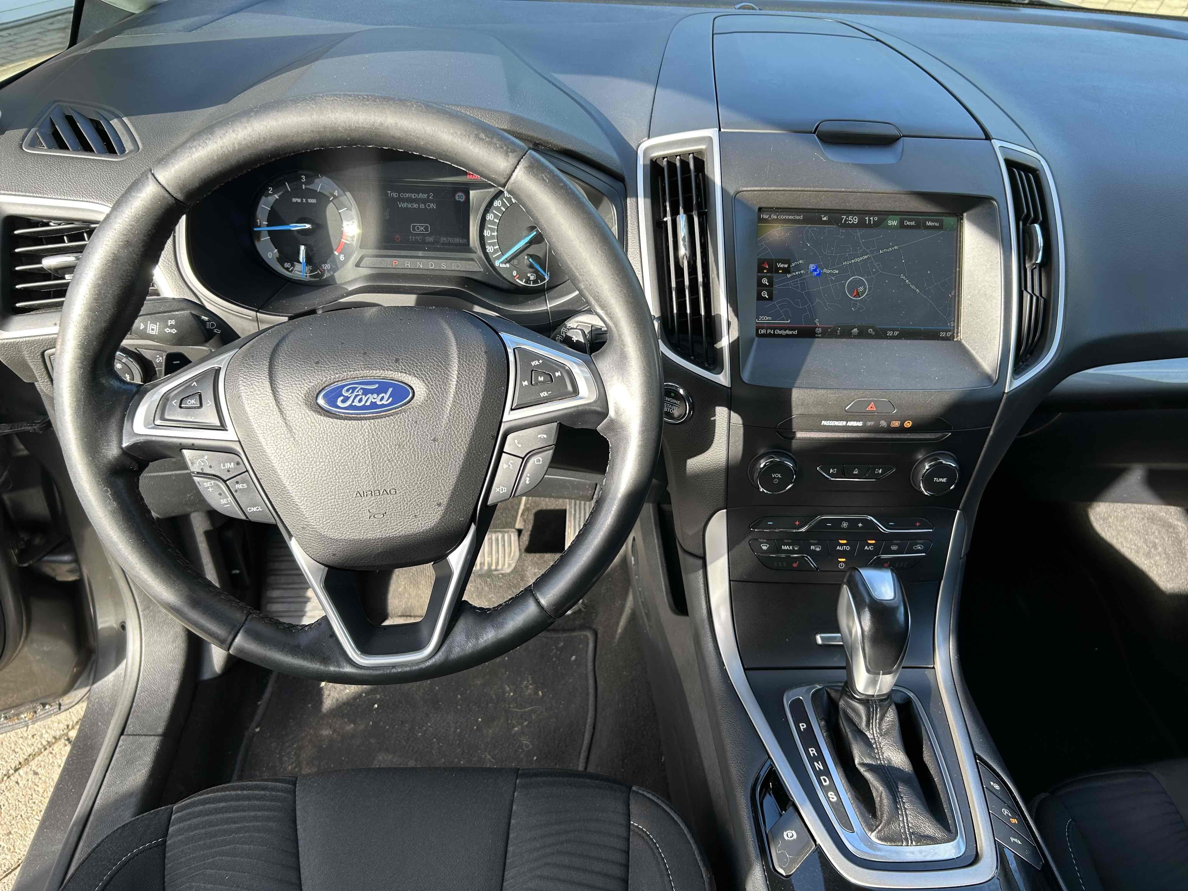 Grå Ford S-MAX fra 2016