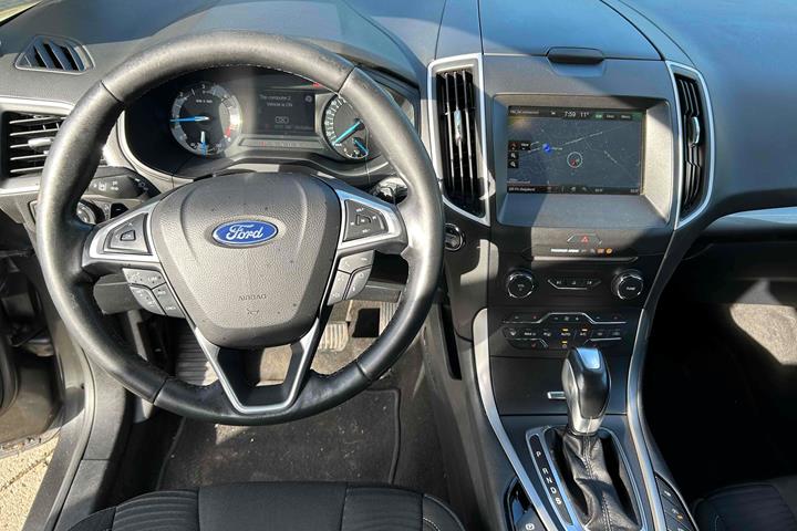Grå Ford S-MAX fra 2016