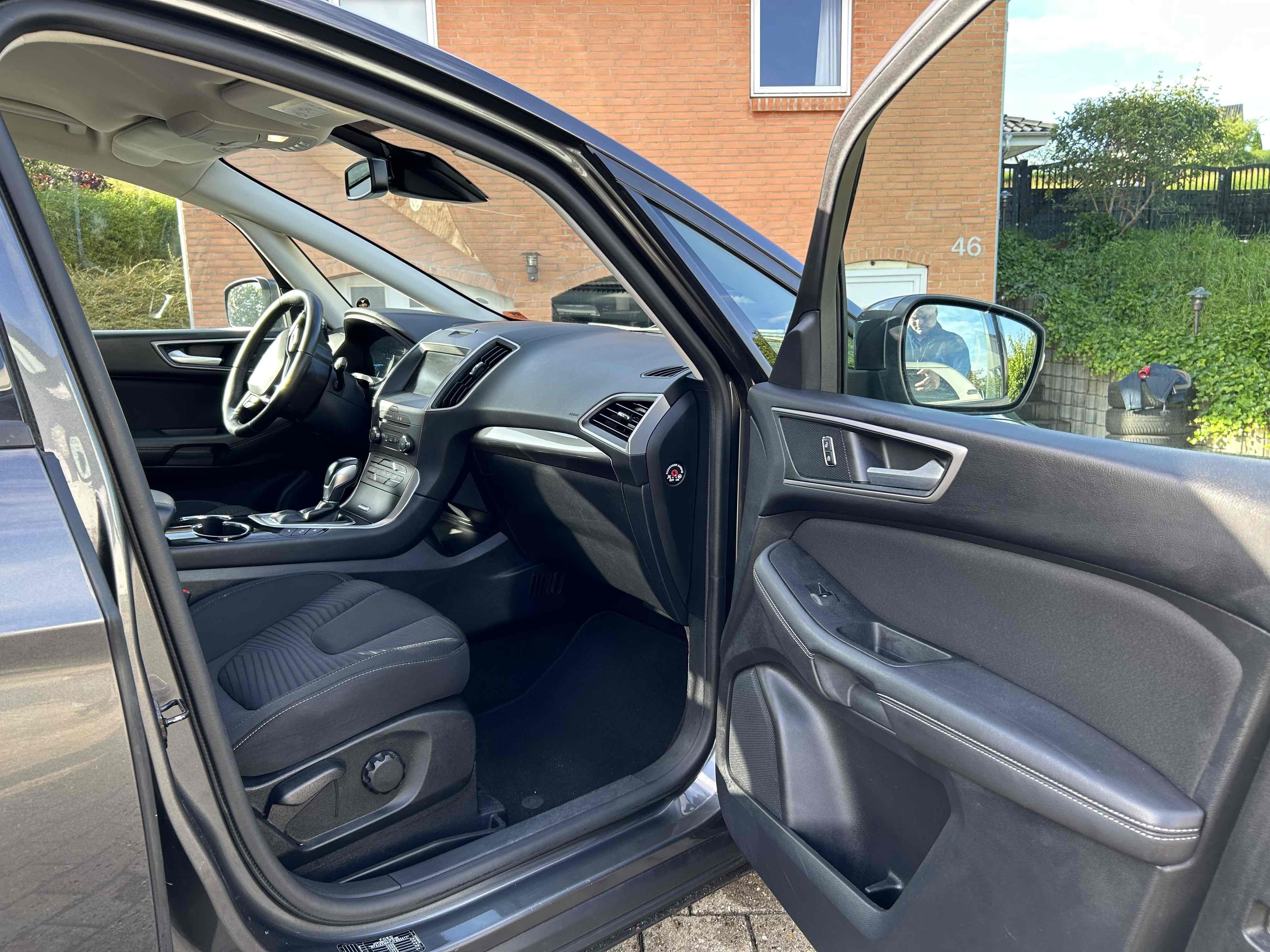 Grå Ford S-MAX fra 2016