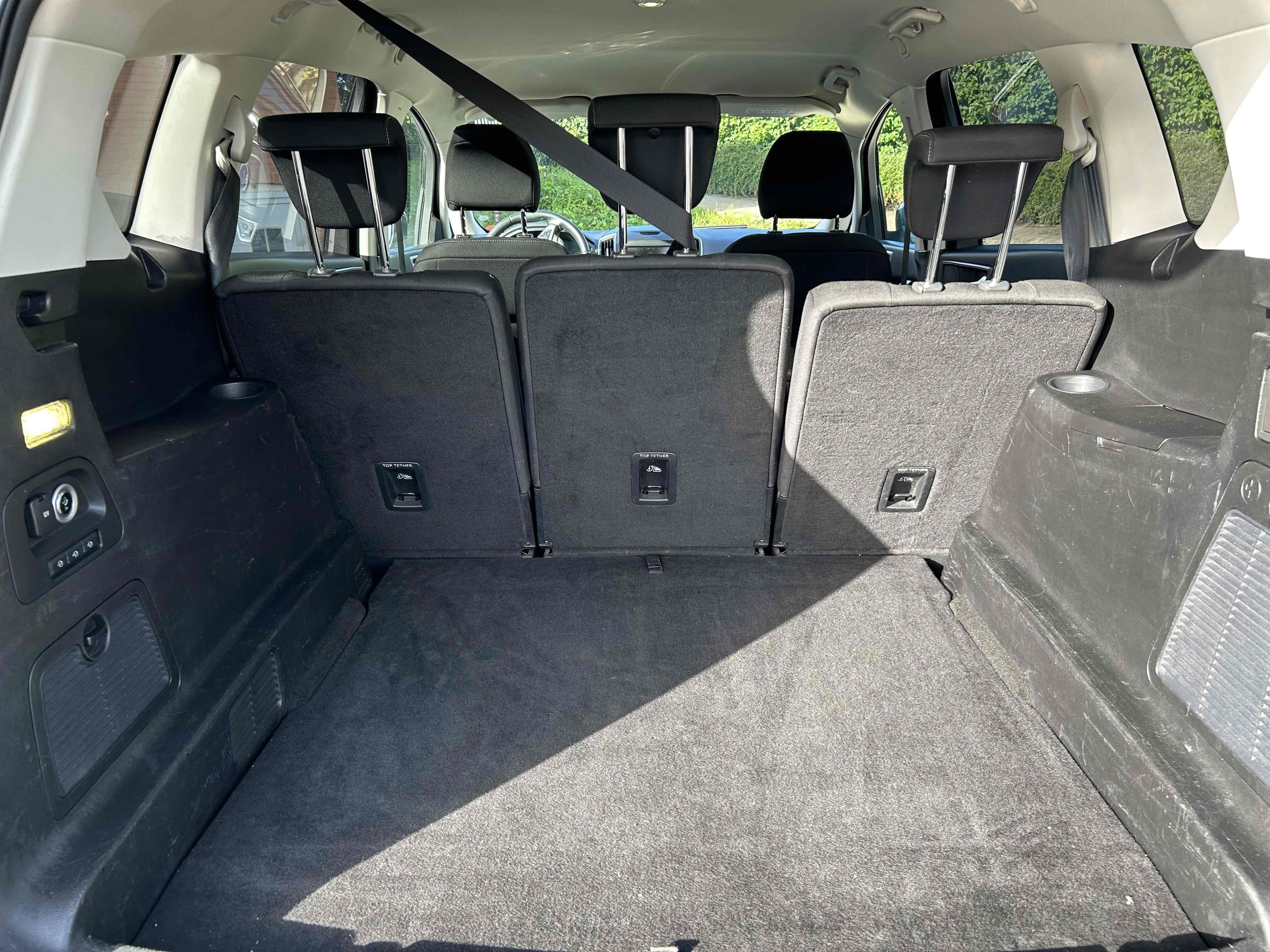 Grå Ford S-MAX fra 2016