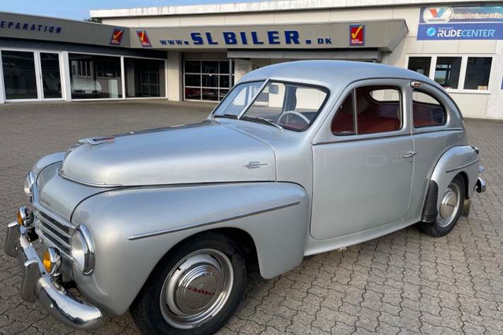 Sølv Volvo PV444 fra 1953 set udefra