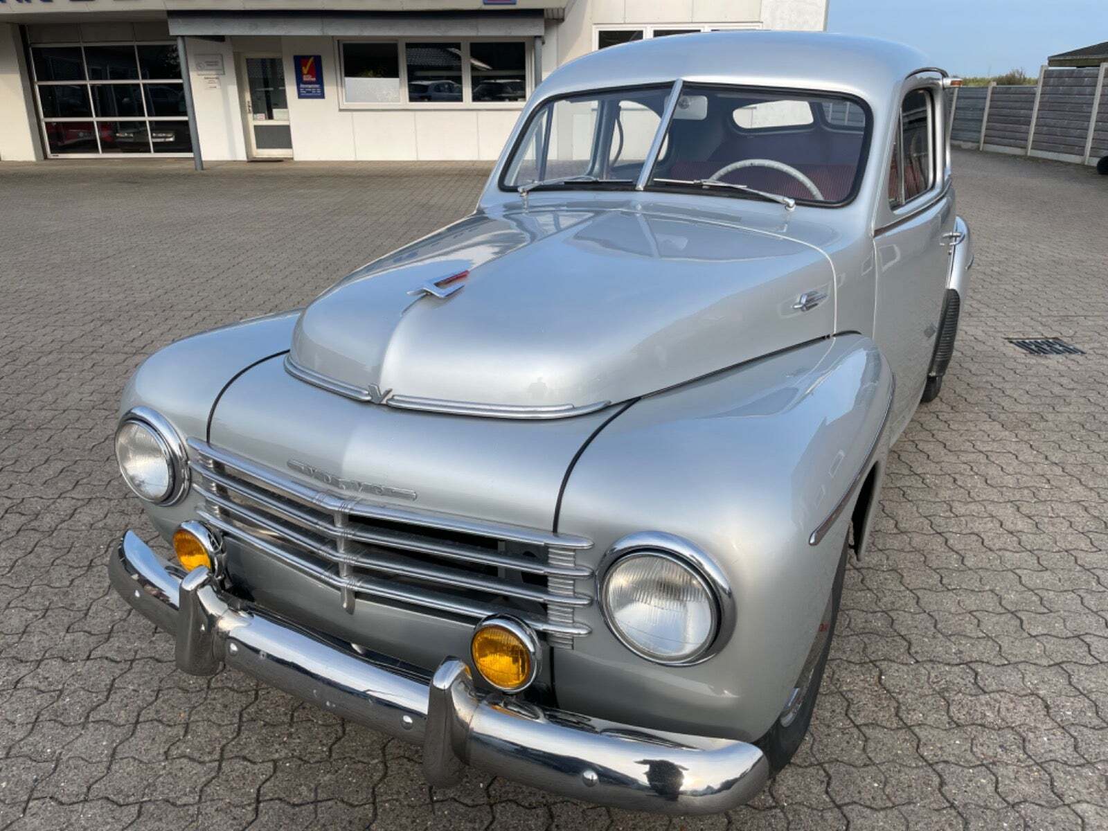 Sølv Volvo PV444 fra 1953 set udefra