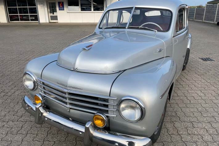 Sølv Volvo PV444 fra 1953 set udefra