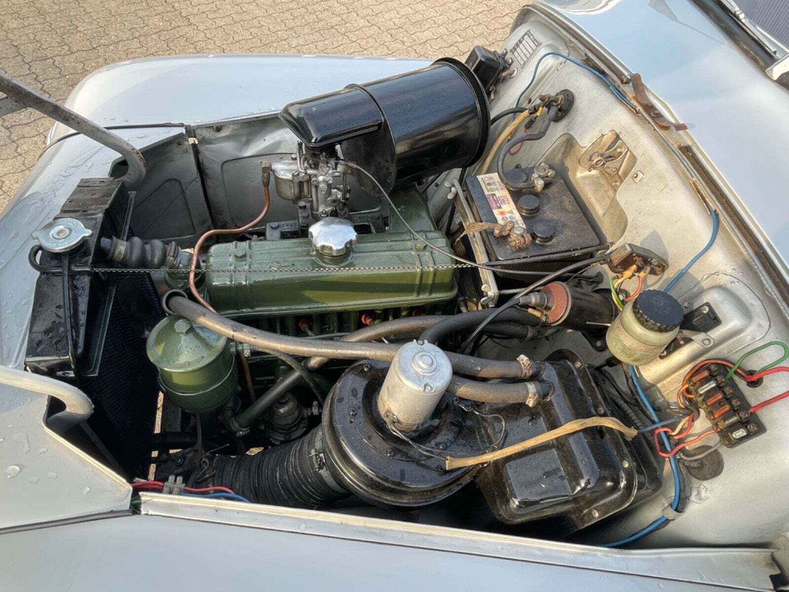 Sølv Volvo PV444 fra 1953 set udefra