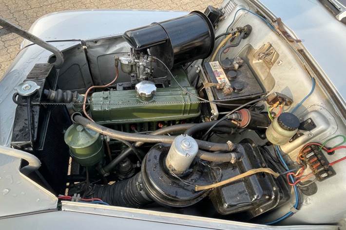 Sølv Volvo PV444 fra 1953 set udefra