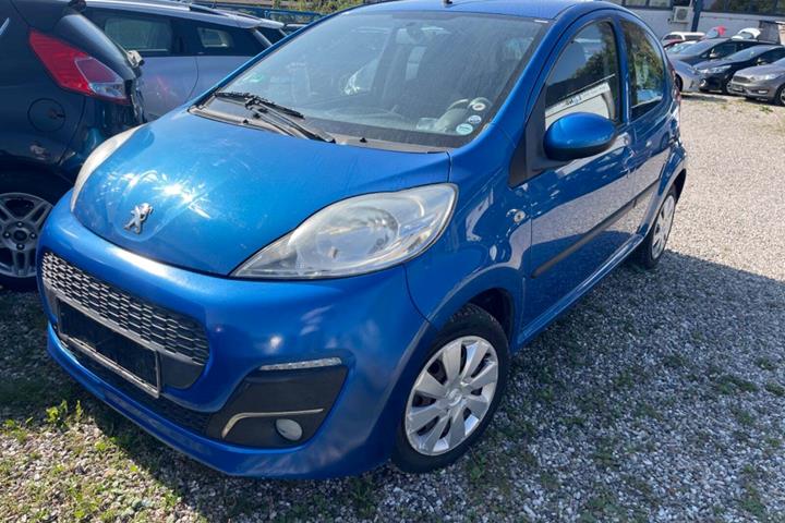 Blå Peugeot 107 fra 2012 set udefra