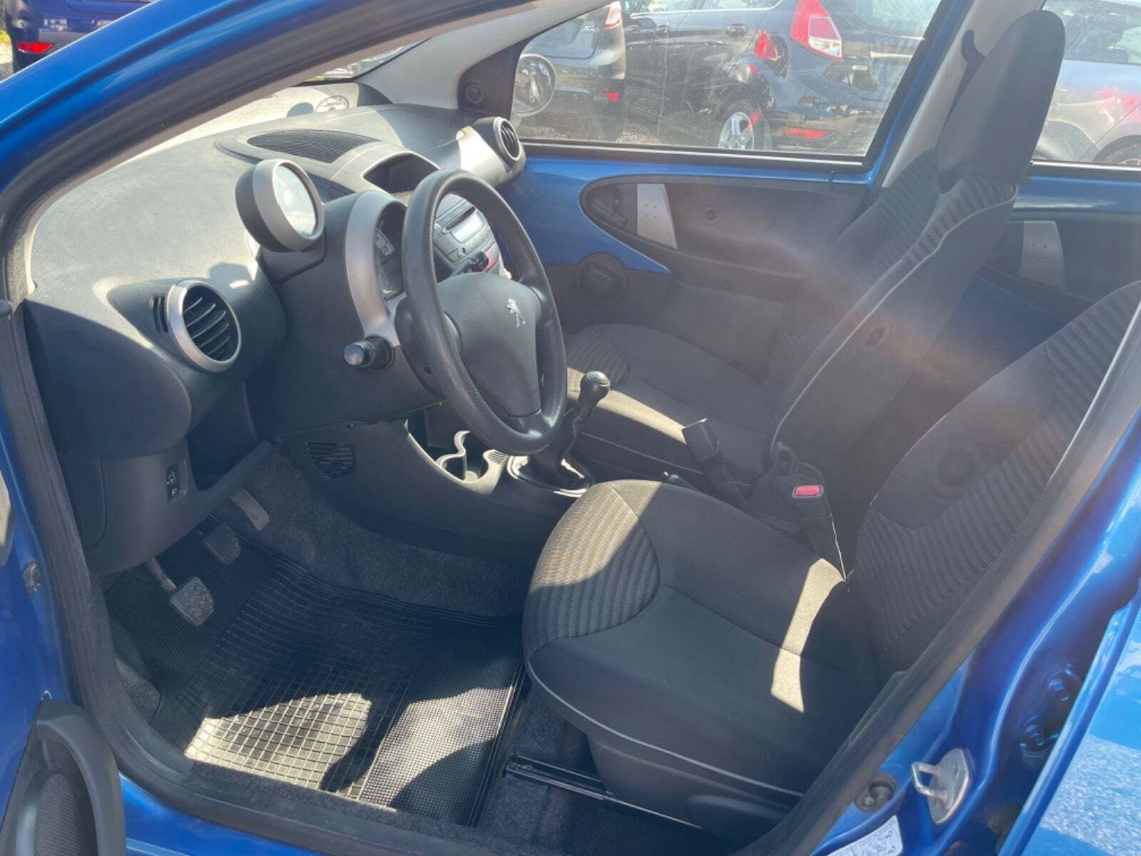 Blå Peugeot 107 fra 2012