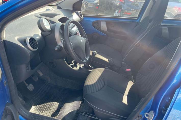 Blå Peugeot 107 fra 2012