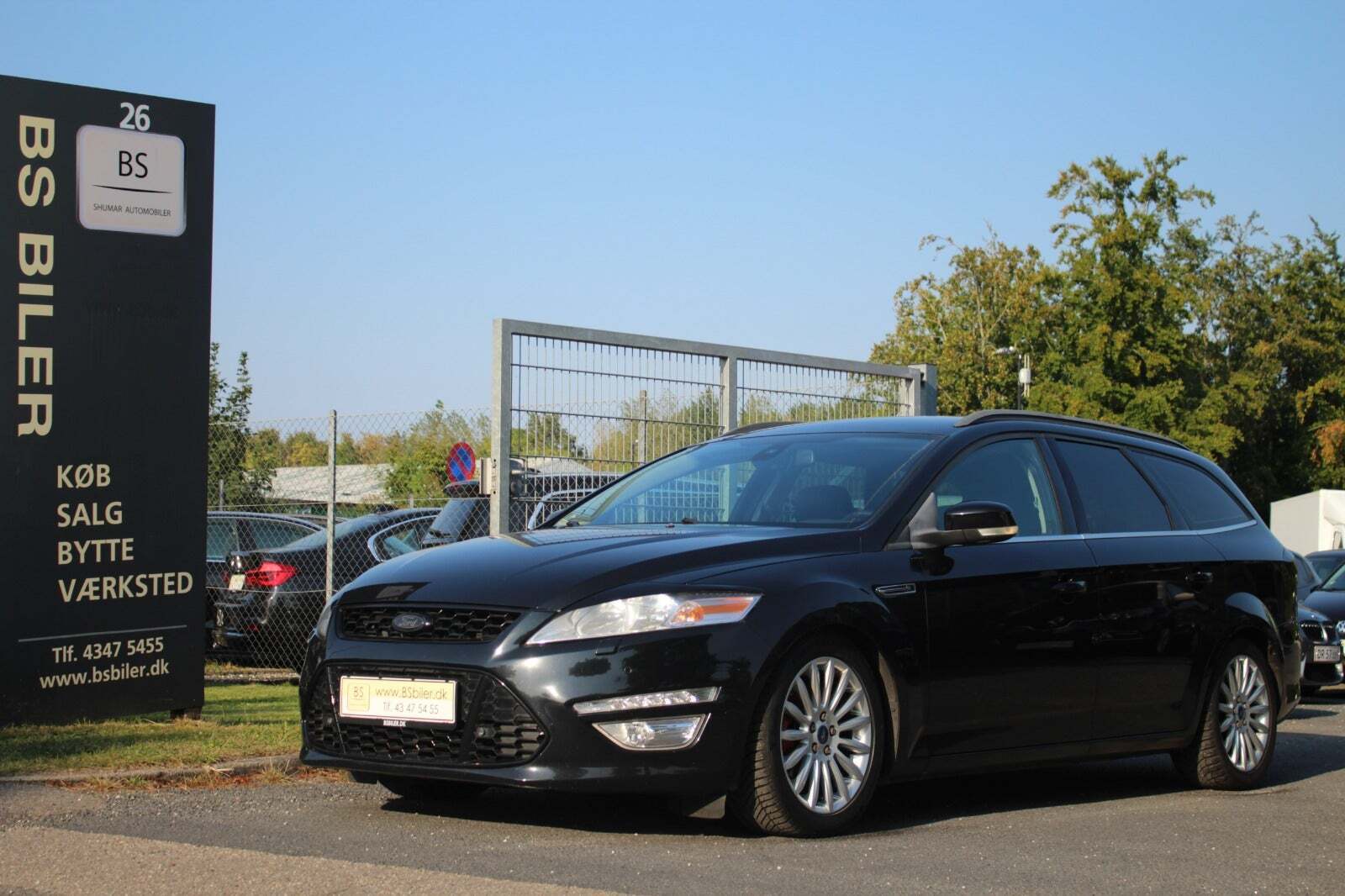 Sort Ford Mondeo fra 2013 set udefra