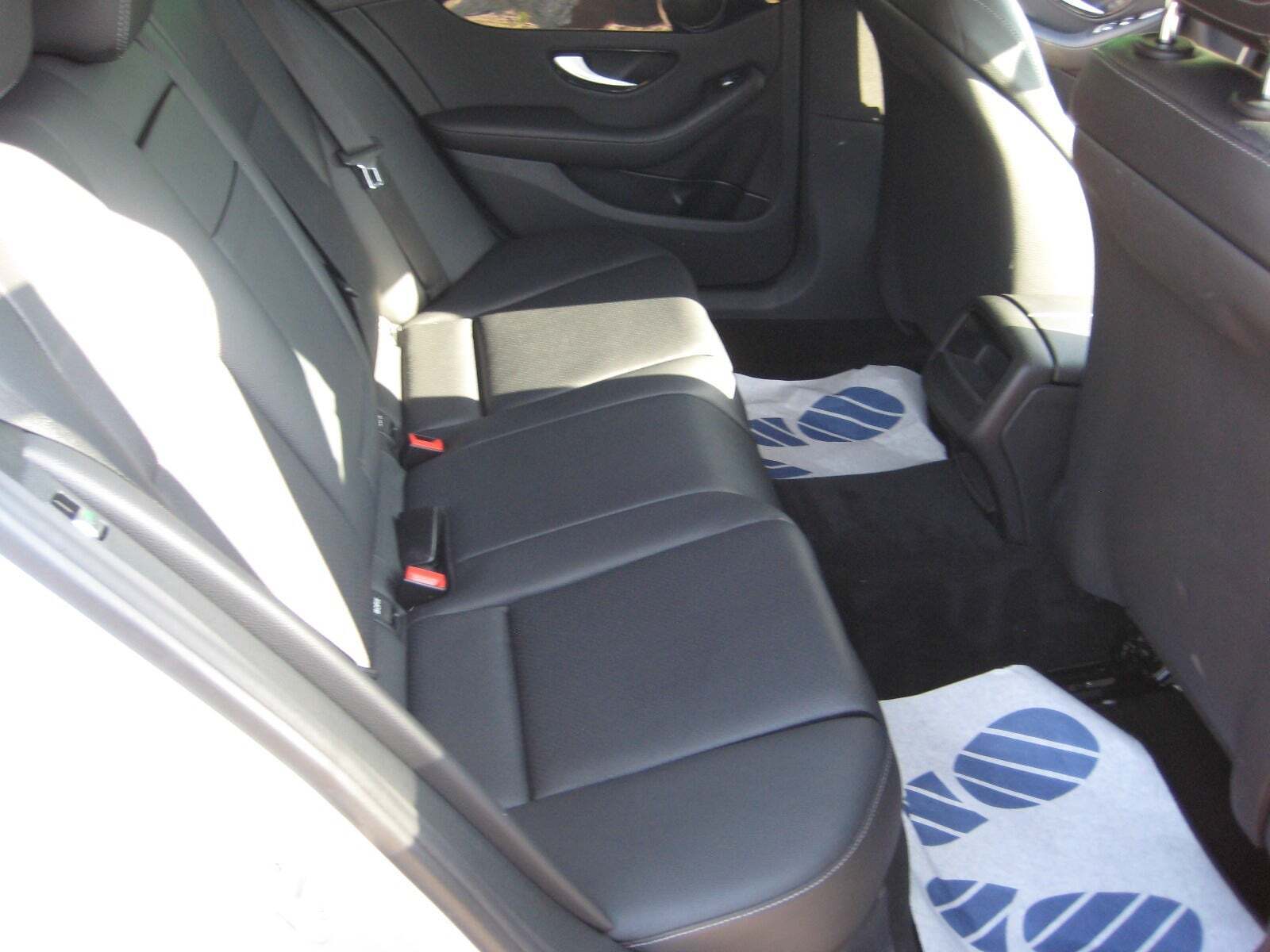 Sølv Mercedes C200 fra 2015