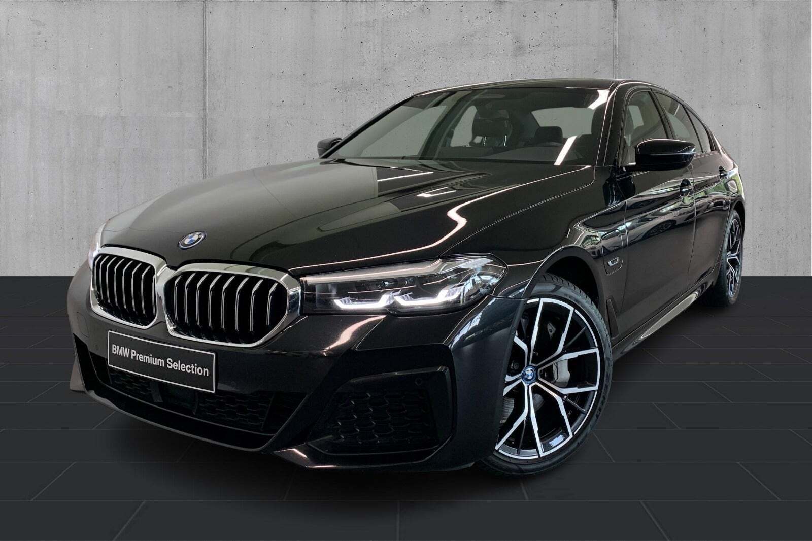 Sort BMW 545e fra 2022 set udefra