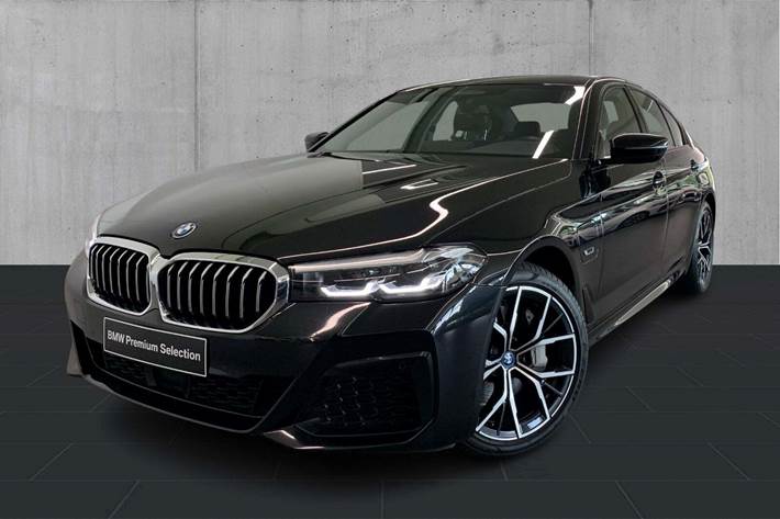 Sort BMW 545e fra 2022 set udefra