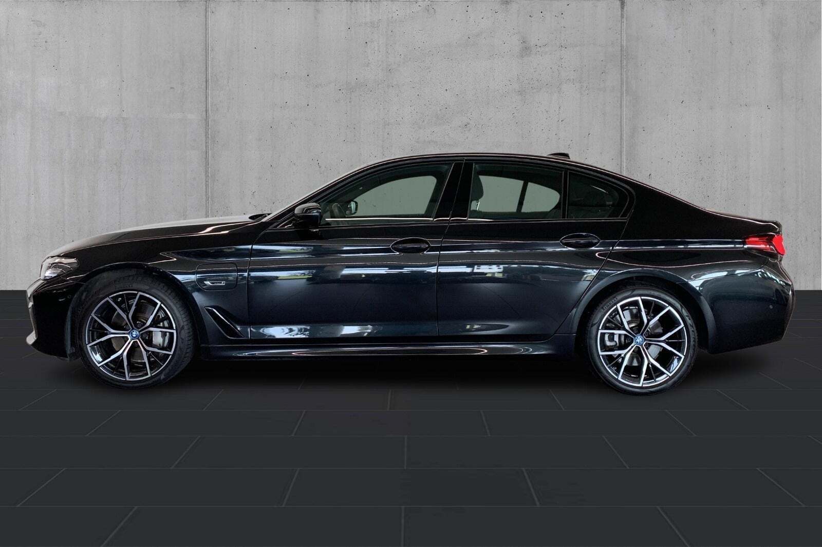 Sort BMW 545e fra 2022 set udefra