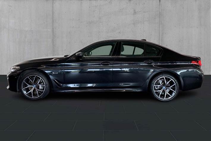 Sort BMW 545e fra 2022 set udefra