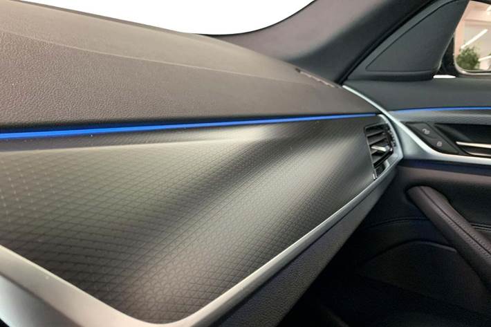 Sort BMW 545e fra 2022