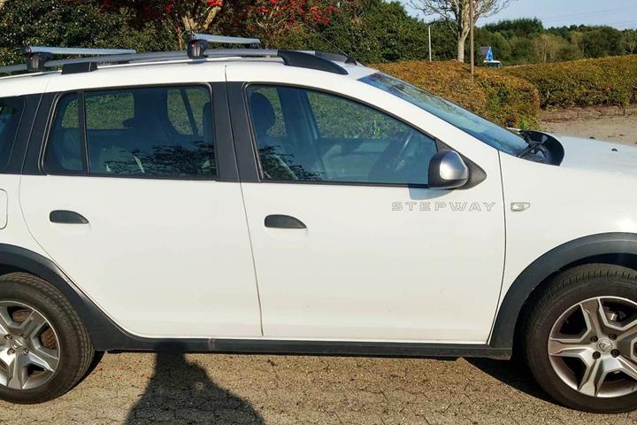 Hvid Dacia Logan Stepway fra 2018