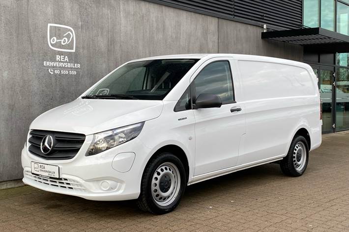 Hvid Mercedes eVito fra 2023 set udefra