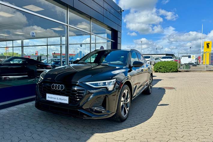 Sort Audi Q8 fra 2023 set udefra