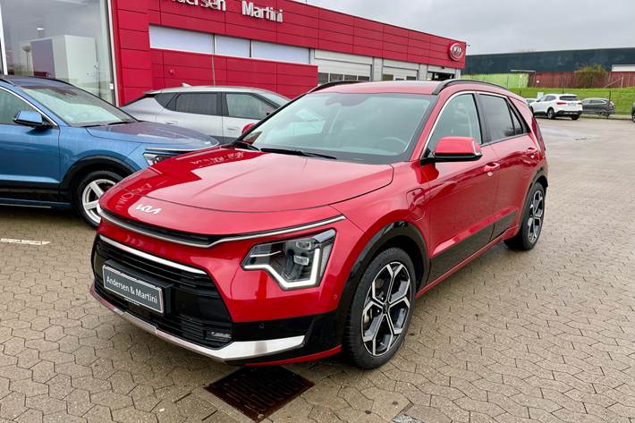 Rød Kia Niro fra 2022 set udefra