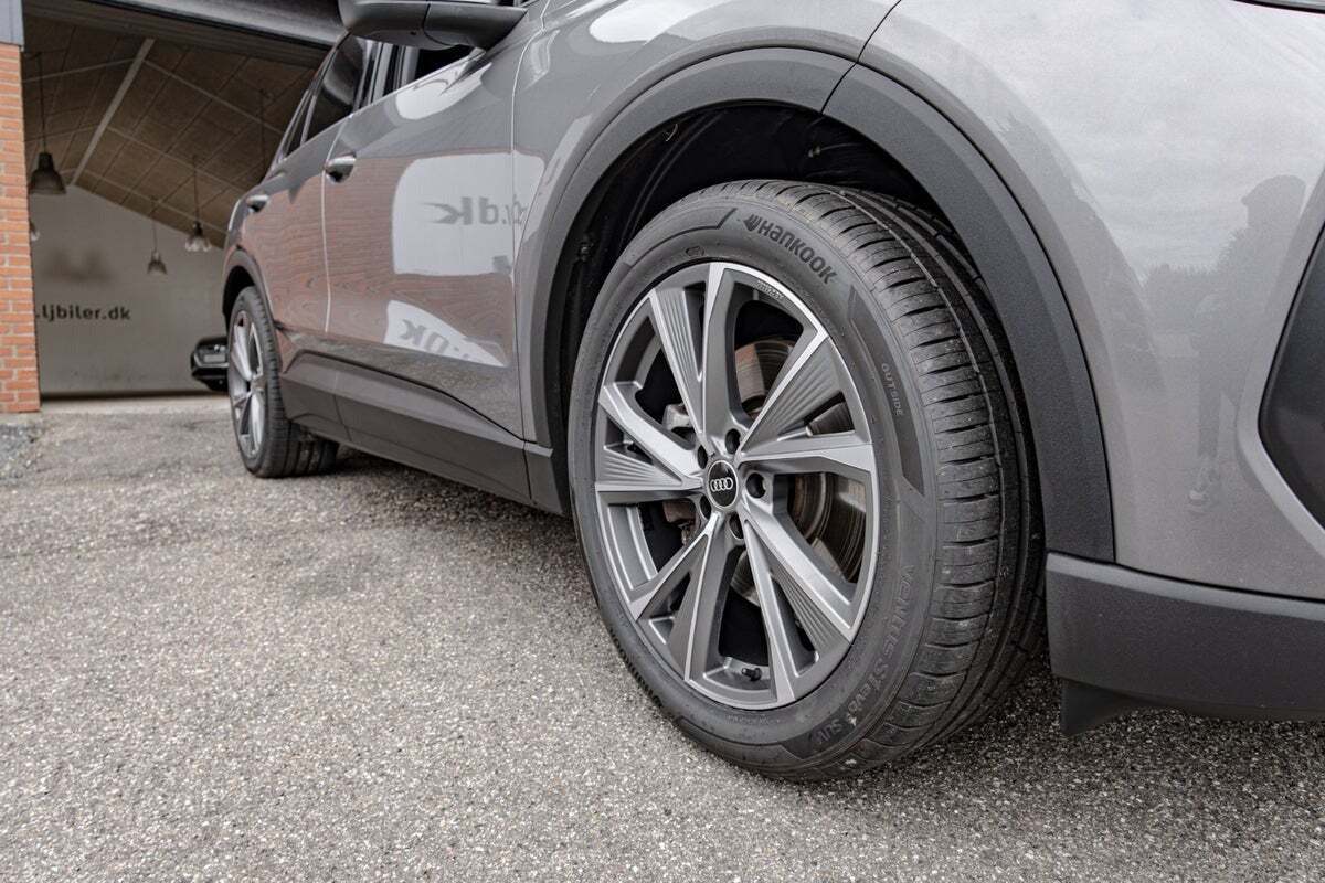 Grå Audi Q4 e-tron fra 2021