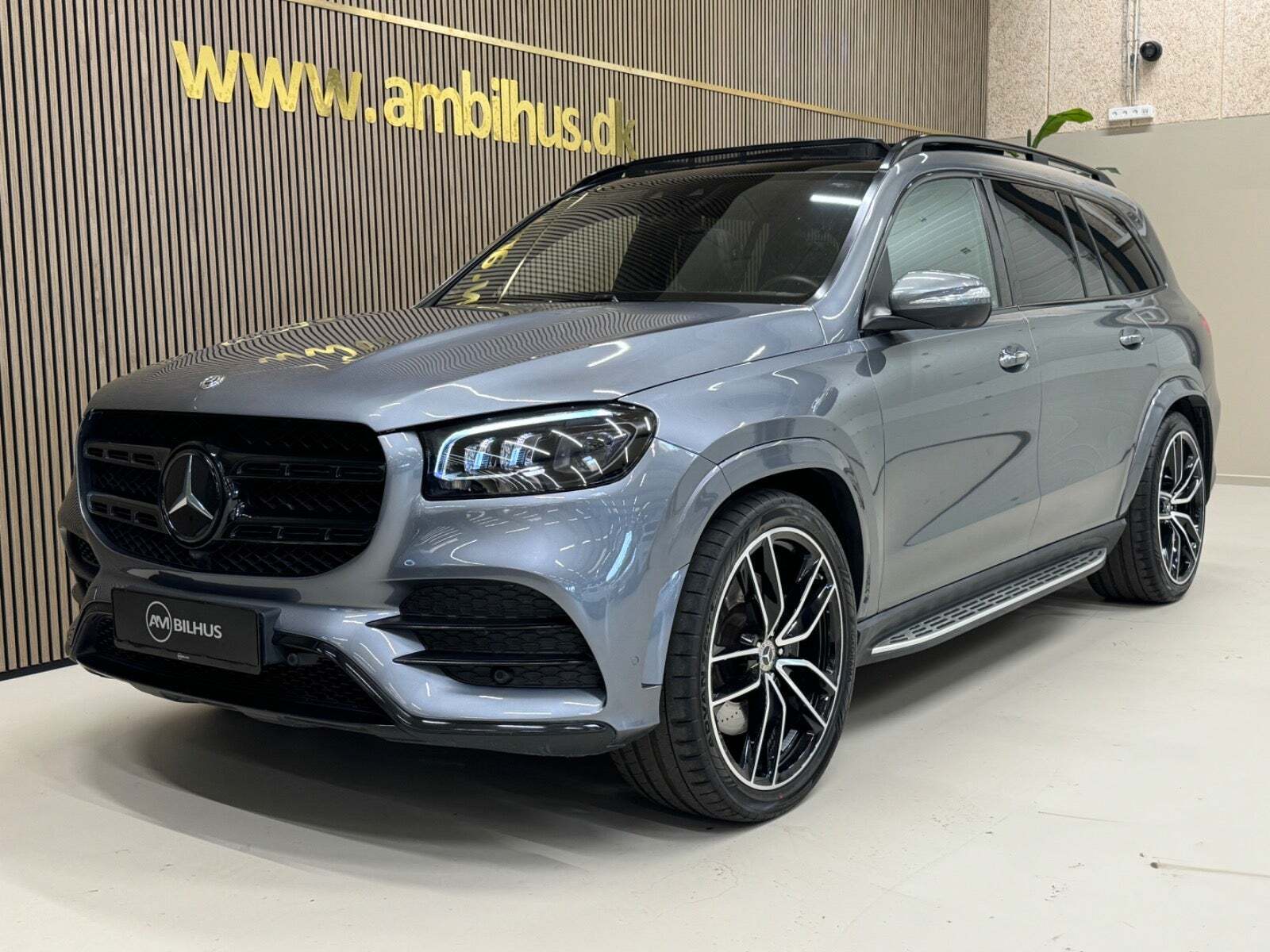 Grå Mercedes GLS400 d fra 2020 set udefra