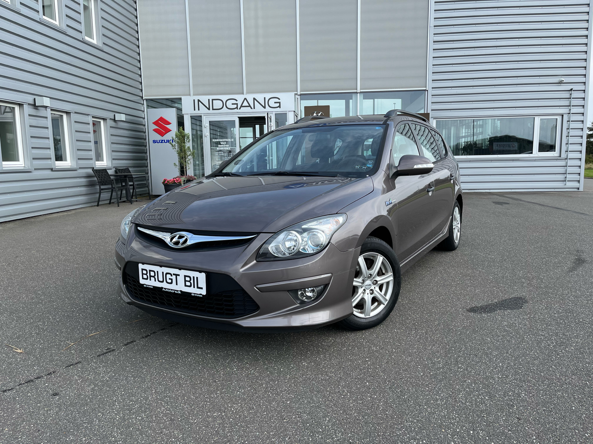 Brun Hyundai i30 fra 2012 set udefra