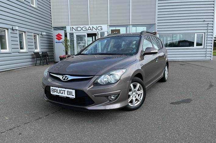Brun Hyundai i30 fra 2012 set udefra