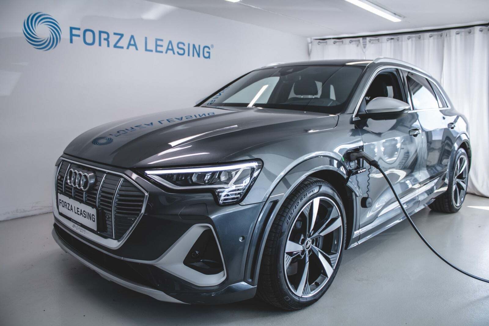 Grå Audi e-tron S fra 2021 set udefra