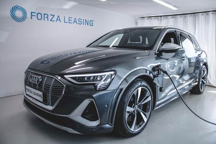 Grå Audi e-tron S fra 2021 set udefra