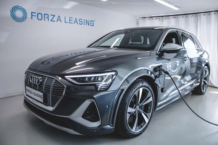Grå Audi e-tron S fra 2021 set udefra