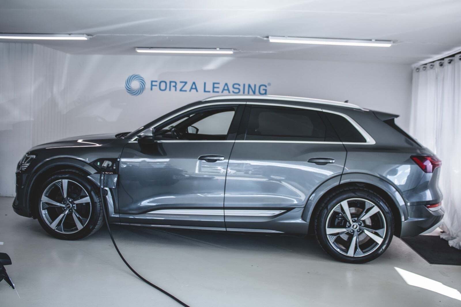 Grå Audi e-tron S fra 2021 set udefra