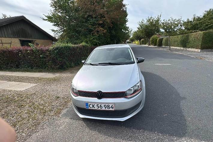 Grå VW Polo fra 2012