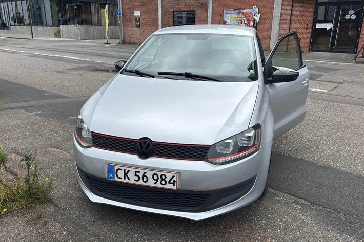 Grå VW Polo fra 2012