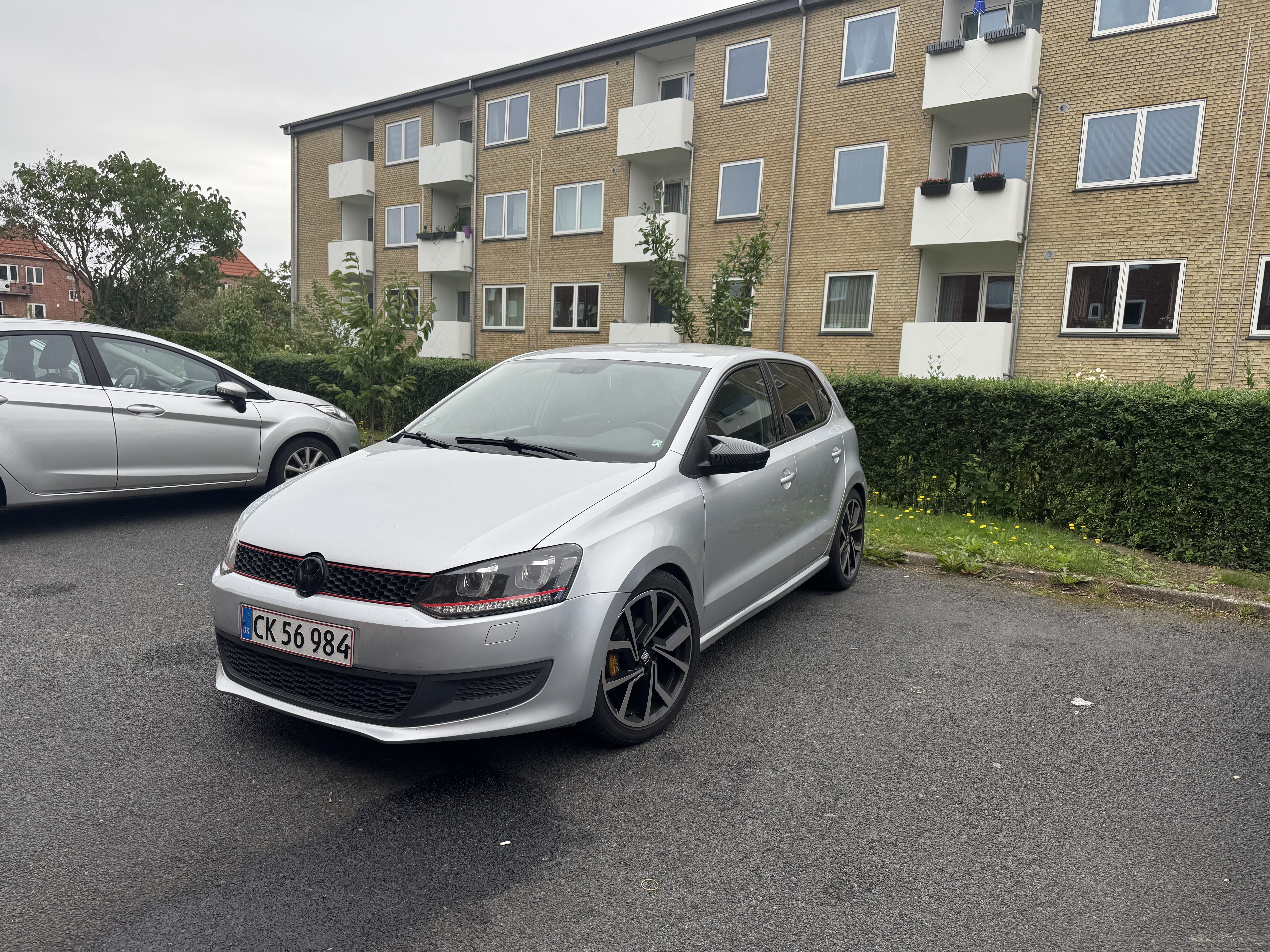 Grå VW Polo fra 2012