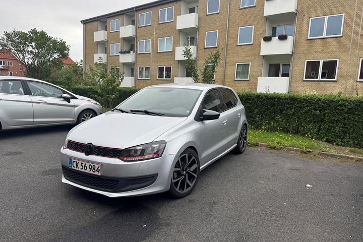 Grå VW Polo fra 2012