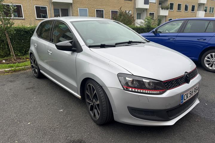 Grå VW Polo fra 2012