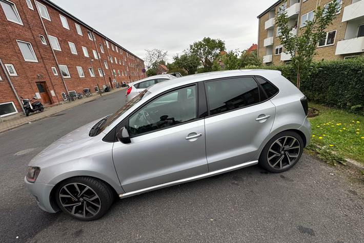 Grå VW Polo fra 2012