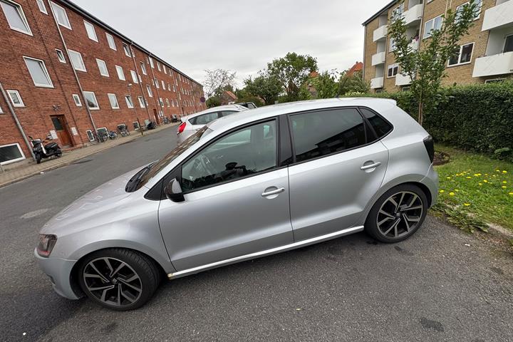 Grå VW Polo fra 2012