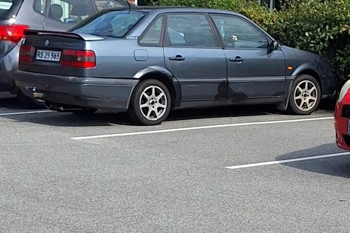 Grå VW Passat fra 1996