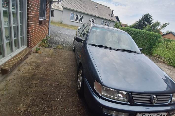 Grå VW Passat fra 1996