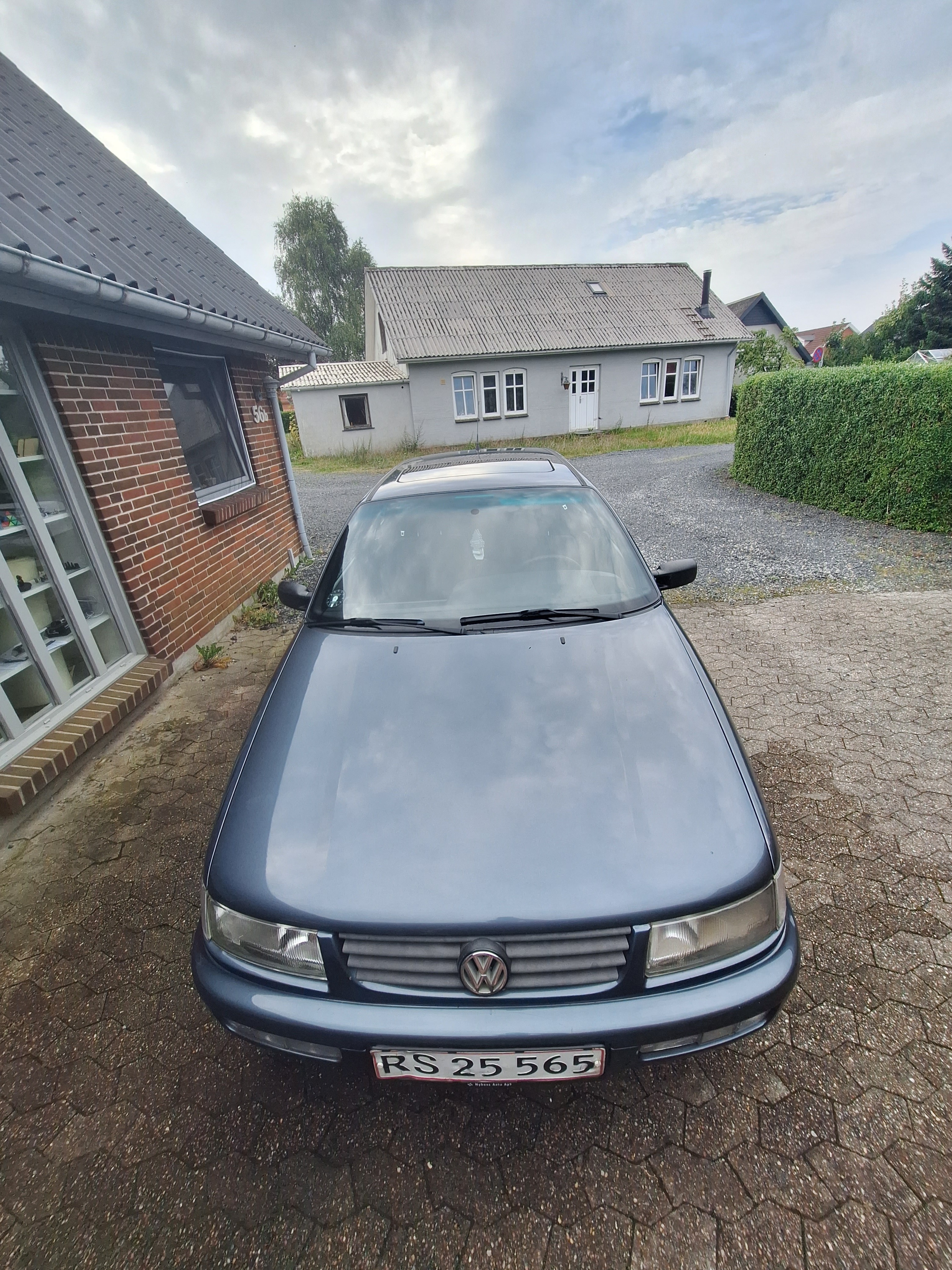 Grå VW Passat fra 1996