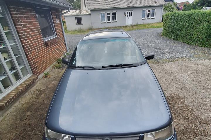 Grå VW Passat fra 1996