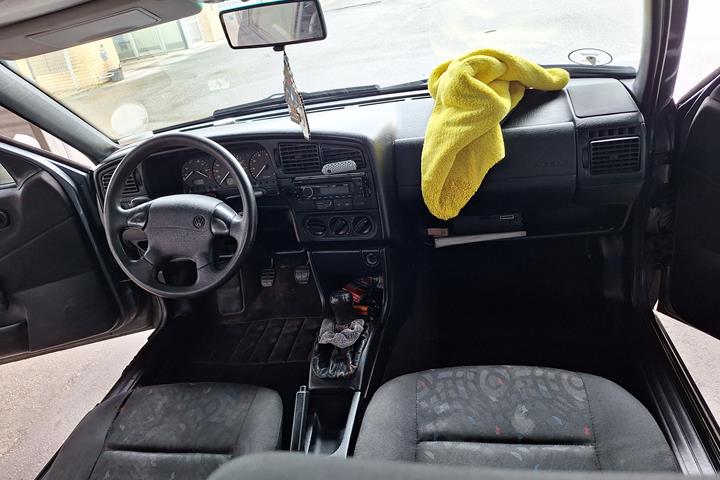 Grå VW Passat fra 1996